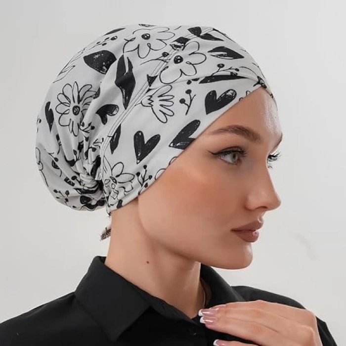 Lastikli ve Bağlamalı Beyaz Kalp Desenli Kadın Bone