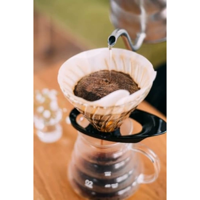 Siyah camdan yapılmış Hario V60 02 dripper, kahve severler için