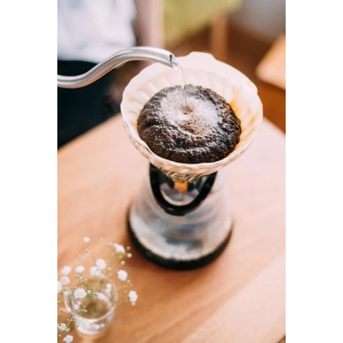 Siyah camdan yapılmış Hario V60 02 dripper, kahve severler için
