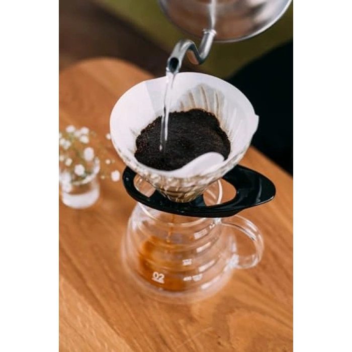 Siyah camdan yapılmış Hario V60 02 dripper, kahve severler için