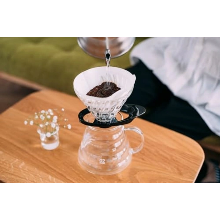 Siyah camdan yapılmış Hario V60 02 dripper, kahve severler için