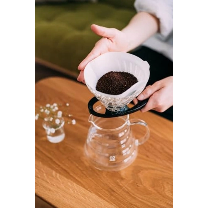 Siyah camdan yapılmış Hario V60 02 dripper, kahve severler için