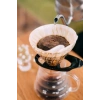 Siyah camdan yapılmış Hario V60 02 dripper, kahve severler için