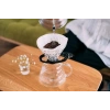 Siyah camdan yapılmış Hario V60 02 dripper, kahve severler için