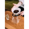 Siyah camdan yapılmış Hario V60 02 dripper, kahve severler için