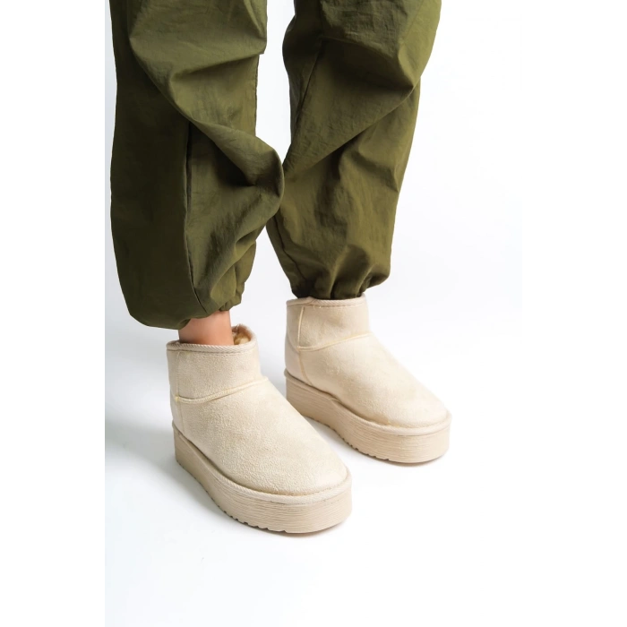 AMELIA Bağcıksız Düz ve Kalın Taban İçi Kürklü Kısa Süet Kadın Bot  SKT - Krem