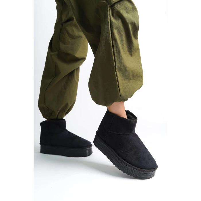 AMELIA Bağcıksız Düz ve Kalın Taban İçi Kürklü Kısa Süet Kadın Bot  SST - Siyah