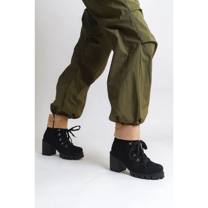 EMMA Bağcıklı Fermuarlı Ortopedik Taban Topuklu Kürk Detaylı Süet Kadın Bot SST - Siyah