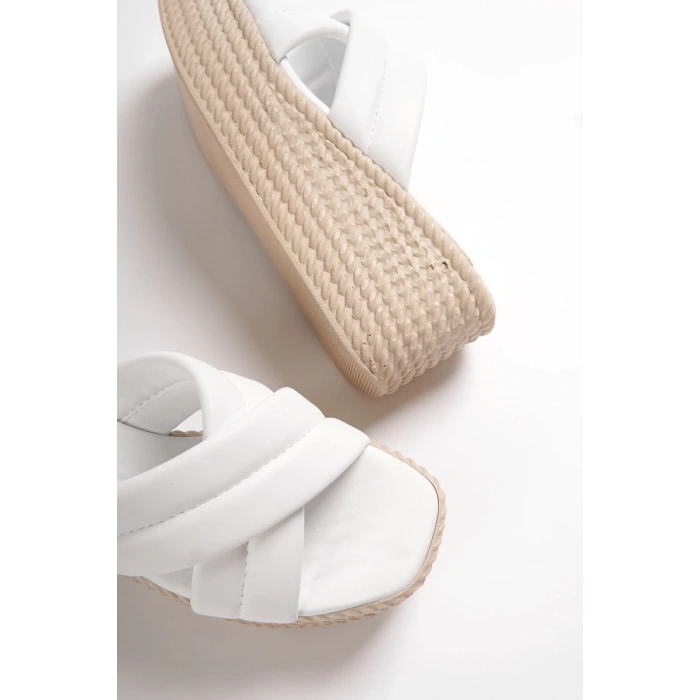 JOYMIX Dolgu Topuklu Ortopedik Taban Hasır Görünümlü Kadın Terlik CKT - Beyaz