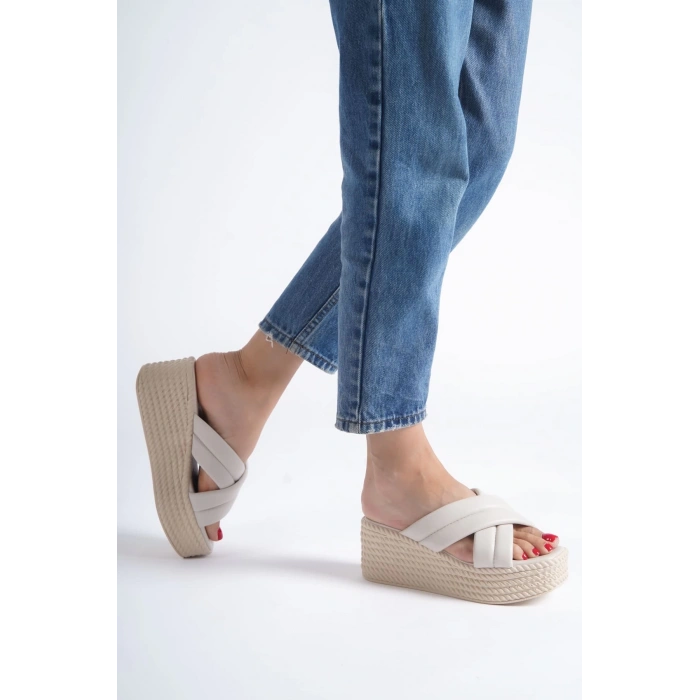 JOYMIX Dolgu Topuklu Ortopedik Taban Hasır Görünümlü Kadın Terlik CKT - Krem