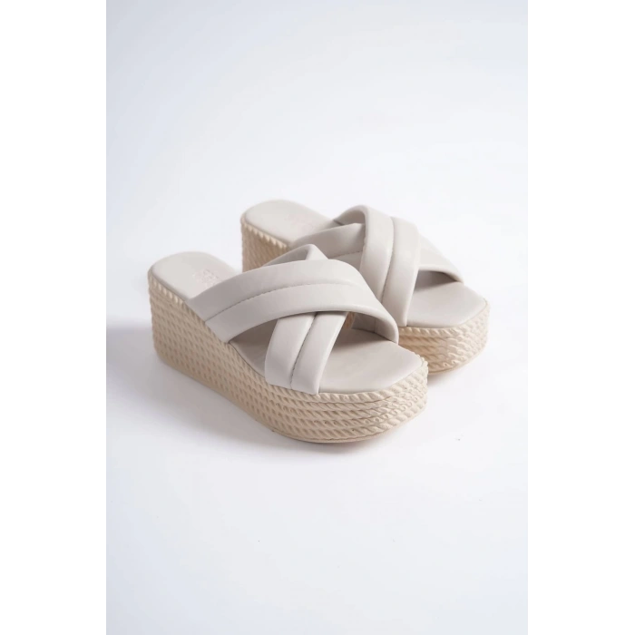 JOYMIX Dolgu Topuklu Ortopedik Taban Hasır Görünümlü Kadın Terlik CKT - Krem