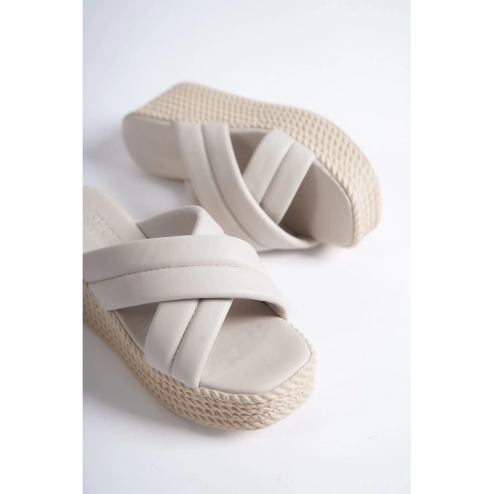 JOYMIX Dolgu Topuklu Ortopedik Taban Hasır Görünümlü Kadın Terlik CKT - Krem