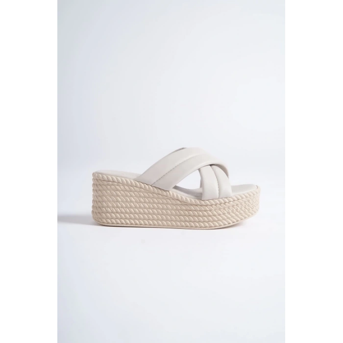 JOYMIX Dolgu Topuklu Ortopedik Taban Hasır Görünümlü Kadın Terlik CKT - Krem