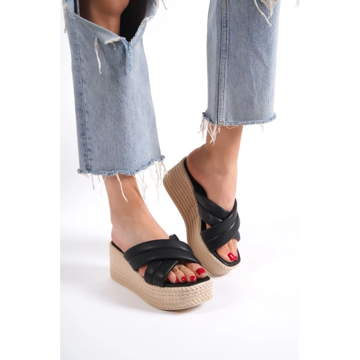 JOYMIX Dolgu Topuklu Ortopedik Taban Hasır Görünümlü Kadın Terlik CKT - Siyah