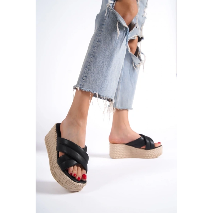 JOYMIX Dolgu Topuklu Ortopedik Taban Hasır Görünümlü Kadın Terlik CKT - Siyah