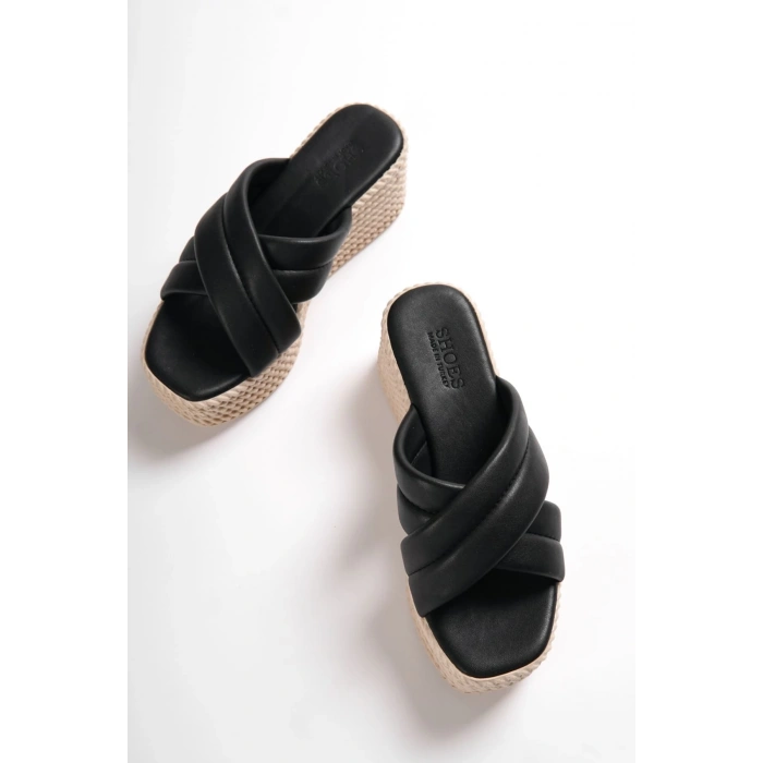 JOYMIX Dolgu Topuklu Ortopedik Taban Hasır Görünümlü Kadın Terlik CKT - Siyah