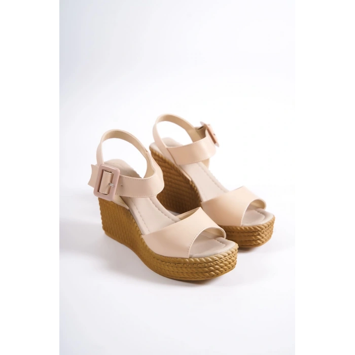 PERLA Tokalı Lastikli Dolgu Topuklu Ortopedik Taban Hasır Görünümlü Kadın Sandalet CKT - Ten