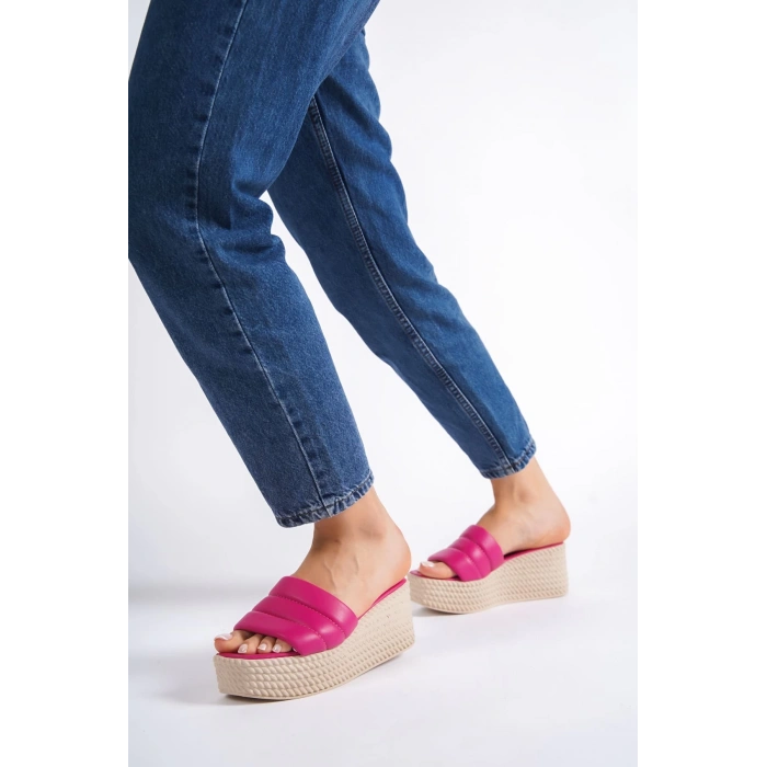 REINA Dolgu Topuklu Ortopedik Taban Hasır Görünümlü Kadın Terlik CKT - Fuşya