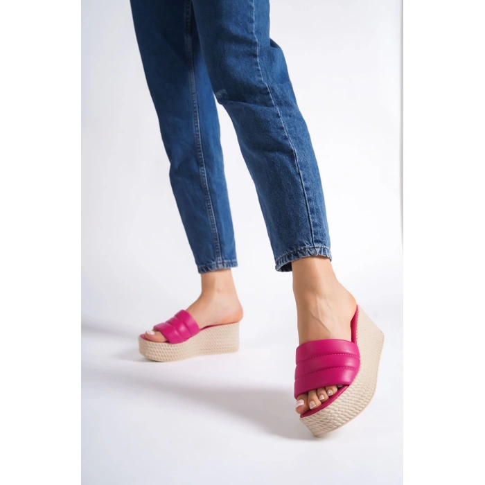 REINA Dolgu Topuklu Ortopedik Taban Hasır Görünümlü Kadın Terlik CKT - Fuşya