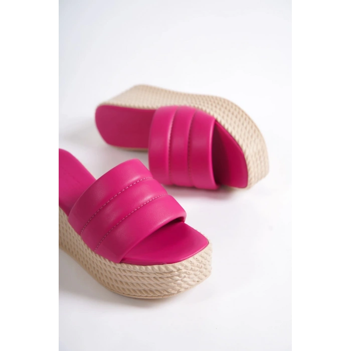 REINA Dolgu Topuklu Ortopedik Taban Hasır Görünümlü Kadın Terlik CKT - Fuşya