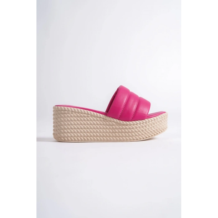 REINA Dolgu Topuklu Ortopedik Taban Hasır Görünümlü Kadın Terlik CKT - Fuşya