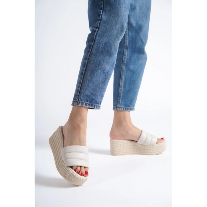 REINA Dolgu Topuklu Ortopedik Taban Hasır Görünümlü Kadın Terlik CKT - Krem