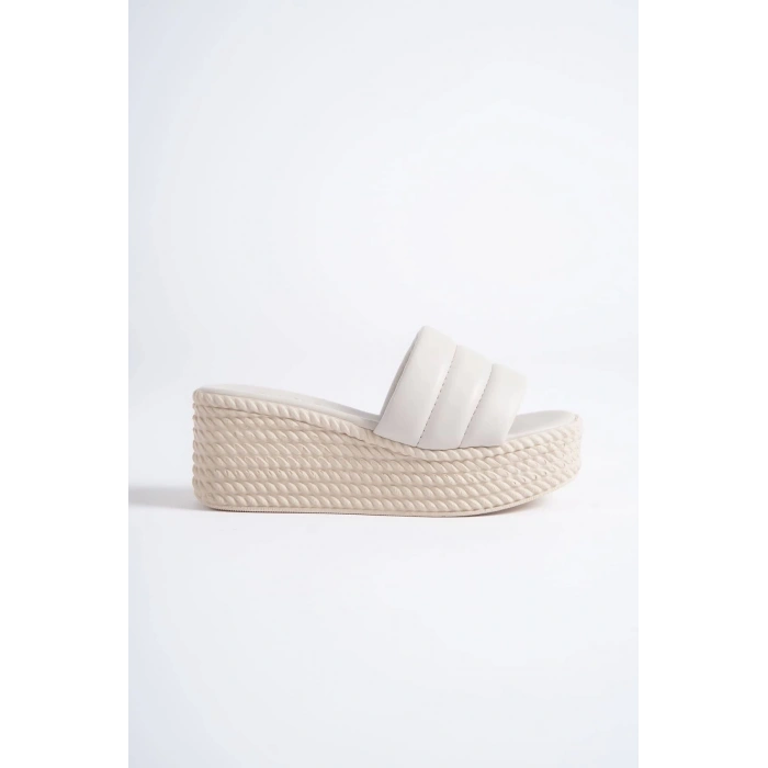 REINA Dolgu Topuklu Ortopedik Taban Hasır Görünümlü Kadın Terlik CKT - Krem