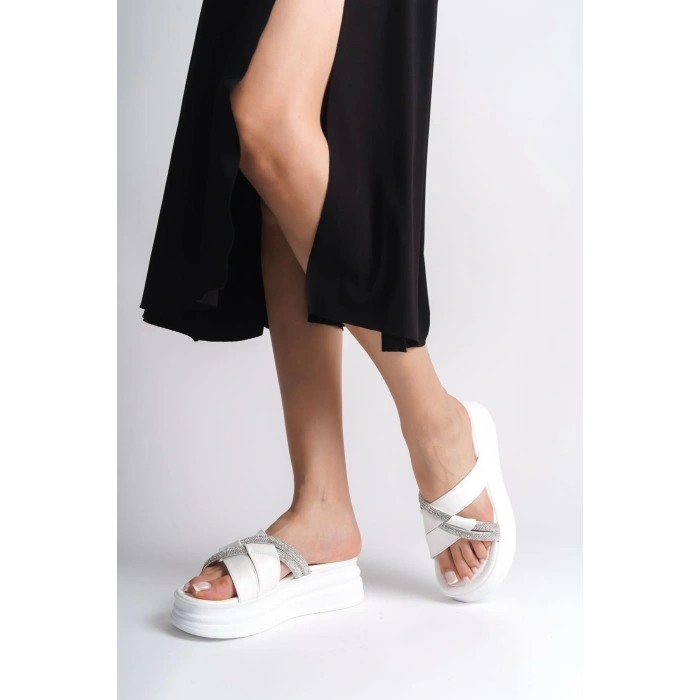 RUBY Düz Topuklu Taşlı Çapraz Şeritli Kalın ve Ortopedik Taban Kadın Terlik  CBT - Beyaz