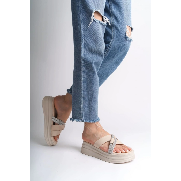 RUBY Düz Topuklu Taşlı Çapraz Şeritli Kalın ve Ortopedik Taban Kadın Terlik  CKT - Krem