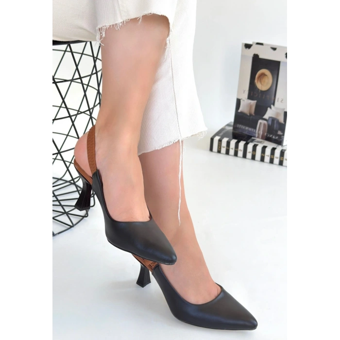 Toran Beyaz Rugan Siyah Süet Detaylı Topuklu Ayakkabı