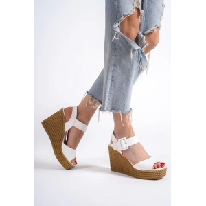 PERLA Tokalı Lastikli Dolgu Topuklu Ortopedik Taban Hasır Görünümlü Kadın Sandalet CKT - Beyaz