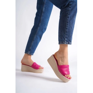REINA Dolgu Topuklu Ortopedik Taban Hasır Görünümlü Kadın Terlik CKT - Fuşya
