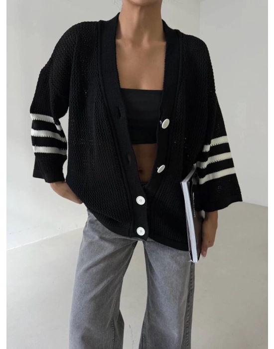 Büyük Düğmeli Salaş Triko Hırka Siyahbeyaz