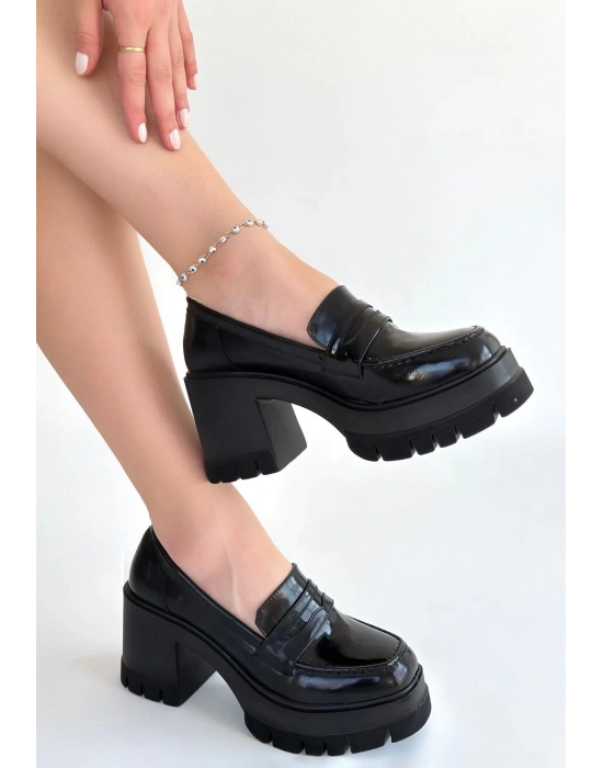 Janes Siyah Rugan Dolgu Topuk Ayakkabı