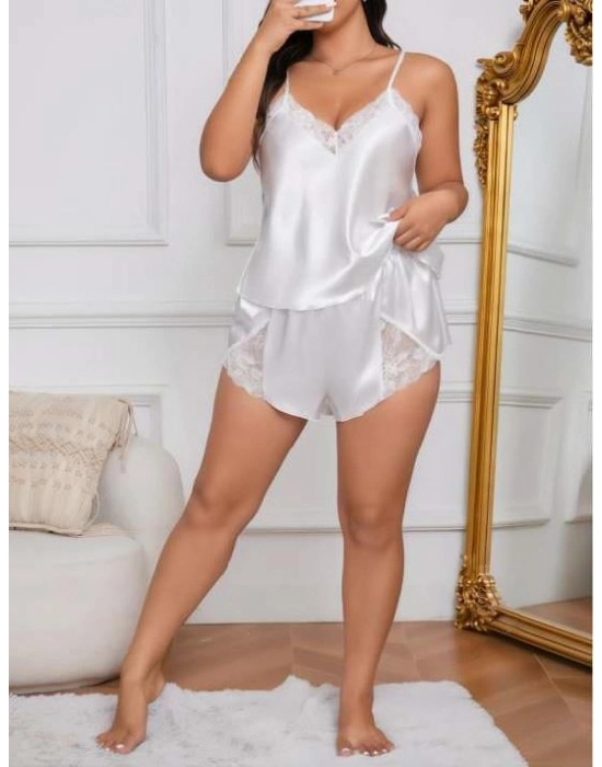 Büyük Beden Beyaz Dantel İşlemeli Saten Şortlu Takım