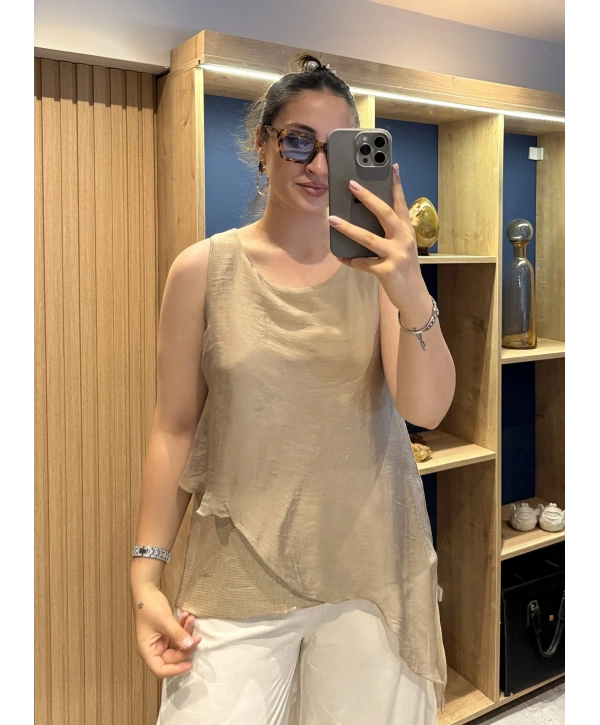 İtalyan Etek Ucu Payet Detaylı Kolsuz İpek Bluz Camel