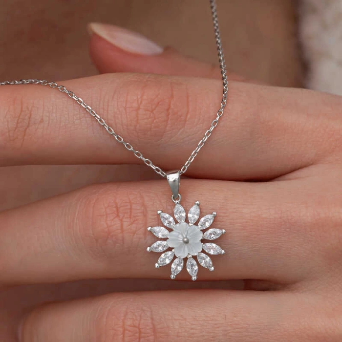 Kadın Gümüş Beyaz Manolya Çiçeği Kadın Kolye