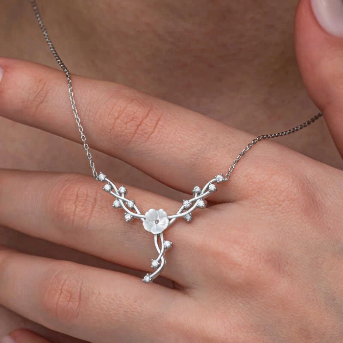 Kadın Gümüş Manolya Çiçeği Sarmaşık Kadın Kolye