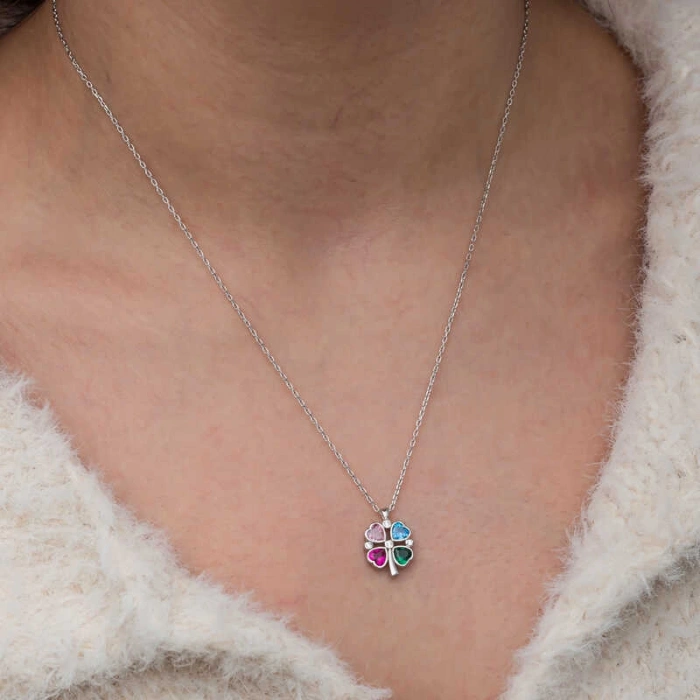 Kadın Gümüş Renkli Taşlı Kalp Figürlü Yonca Kolye