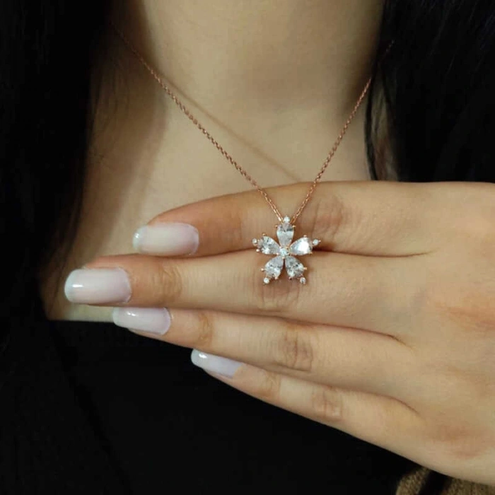 Kadın Gümüş Rose Beyaz Kamelya Çiçeği Kolye