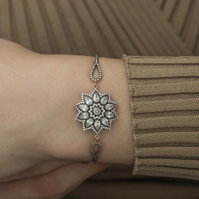 Kadın ​Gümüş Rose Çiçek Desenli Elmas Montür Bileklik