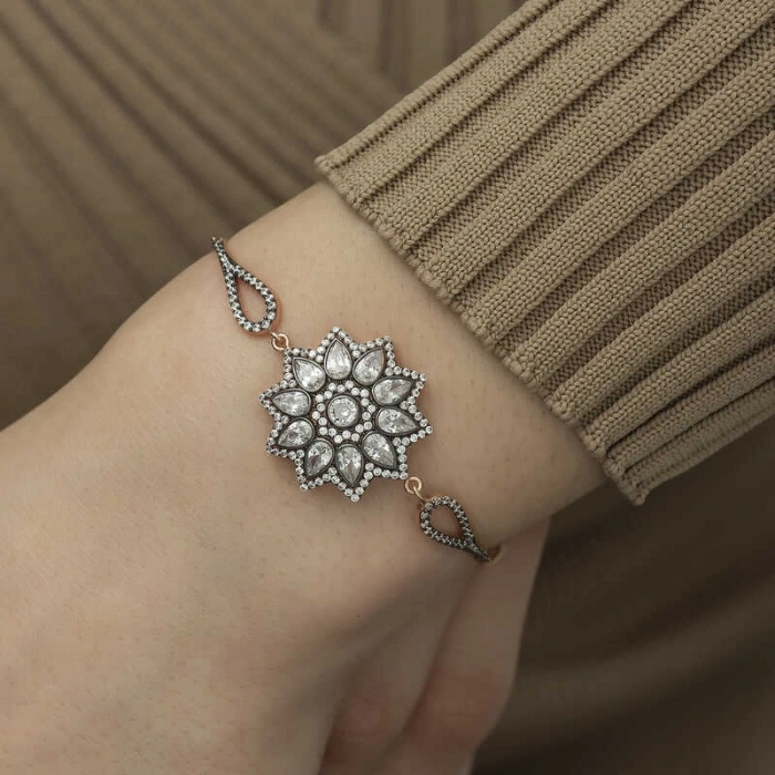 Kadın ​Gümüş Rose Çiçek Desenli Elmas Montür Bileklik