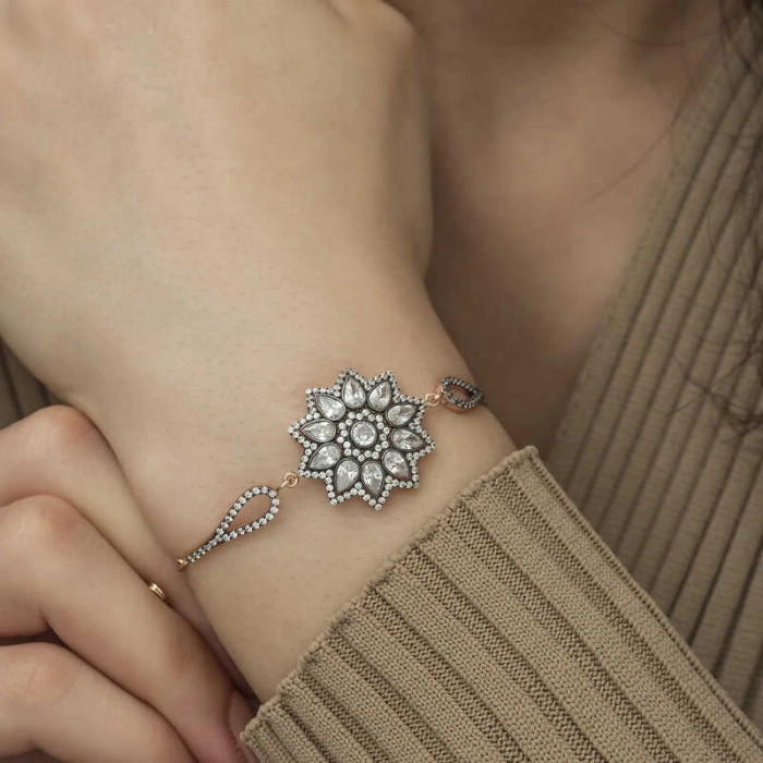 Kadın ​Gümüş Rose Çiçek Desenli Elmas Montür Bileklik
