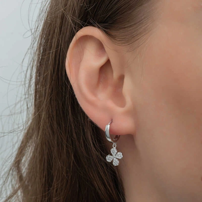 Kadın ​Gümüş Sallantılı Yonca Kadın Küpe