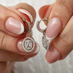 Kadın Gümüş Oval Taşlı Sallantılı Küpe