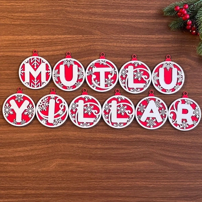 11 Harfli Kırmızı Beyaz İpli Mutlu Yıllar Yazılı Ahşap Yılbaşı Ağaç Süsü (4172)