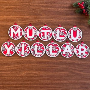 11 Harfli Kırmızı Beyaz İpli Mutlu Yıllar Yazılı Ahşap Yılbaşı Ağaç Süsü (4172)