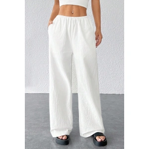 Kadın Beyaz Bol Kesim Cepli Geniş Paça Dökümlü Pantolon