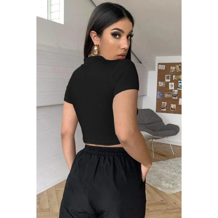 Kadın Siyah Göğüs Dekolteli Yarım Kollu Cut Out Crop Top Bluz