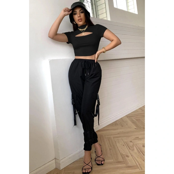 Kadın Siyah Göğüs Dekolteli Yarım Kollu Cut Out Crop Top Bluz
